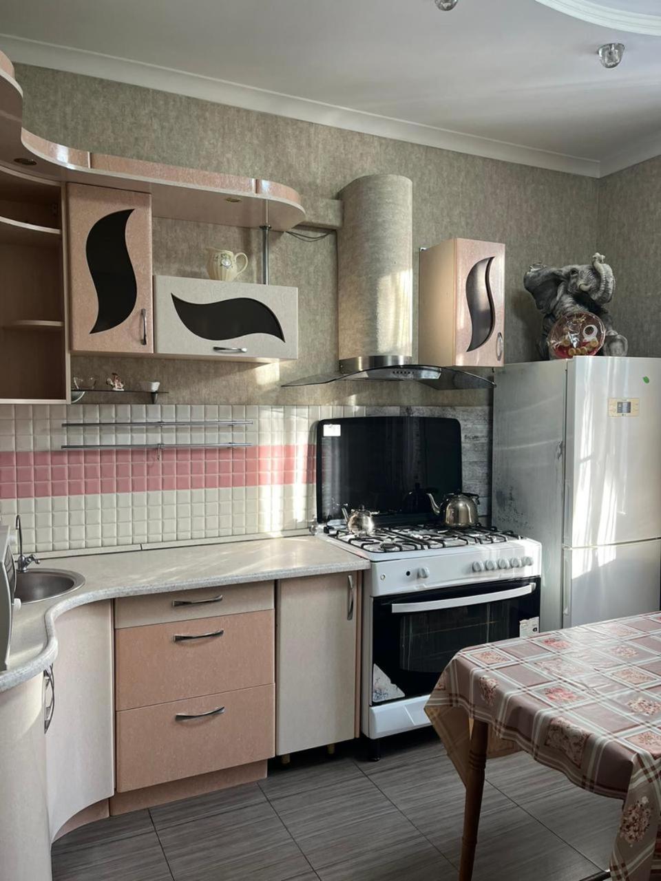 Apartments On Mustafa Ozturk Almaty Rom bilde
