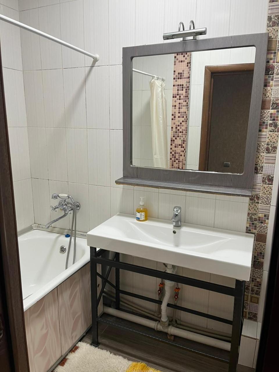 Apartments On Mustafa Ozturk Almaty Rom bilde